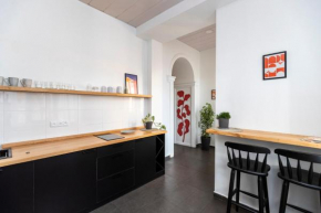 ❂Light and Luxurious 2BR Home + Balcony in the City Center❂